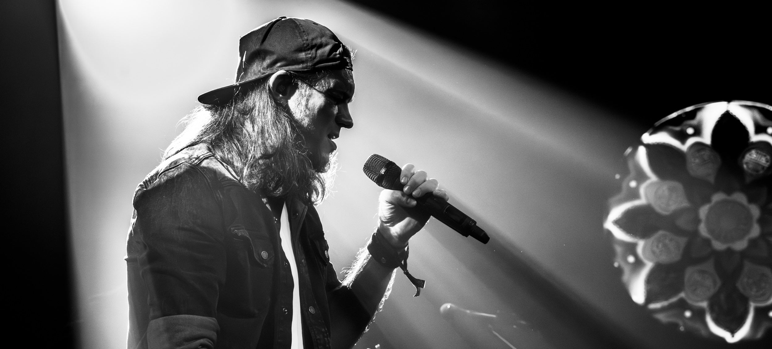 Thomas Godoj im Profil mit Mikro